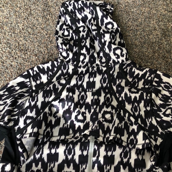 Lululemon - Picture 3 of 8